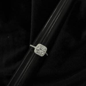Anillo solitario con zirconia blanca de plata .925