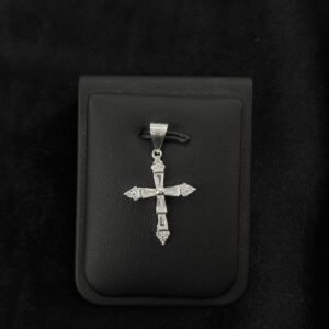 Dije de cruz con zirconias baguette de plata .925