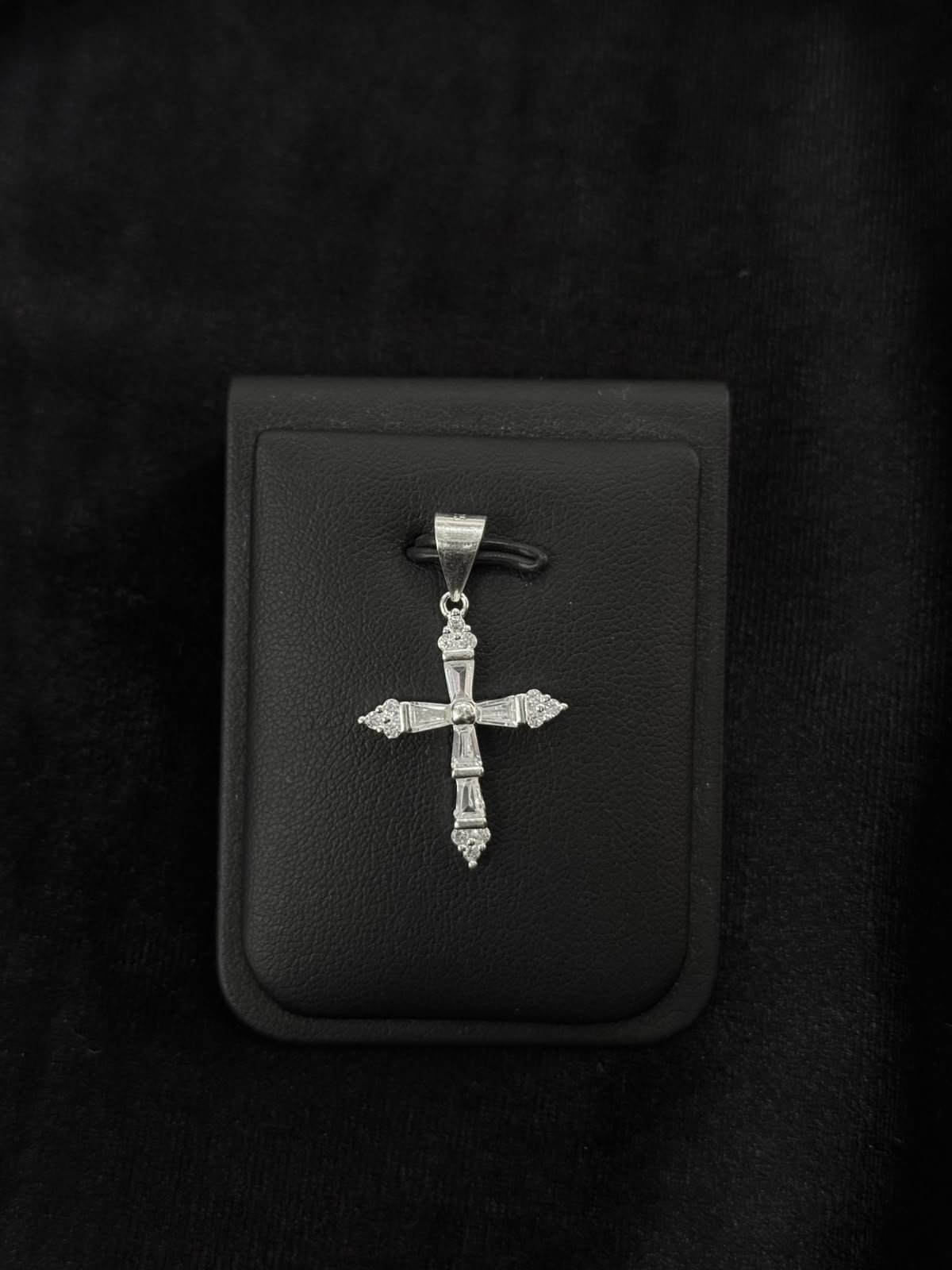 Dije de cruz con zirconias baguette de plata .925