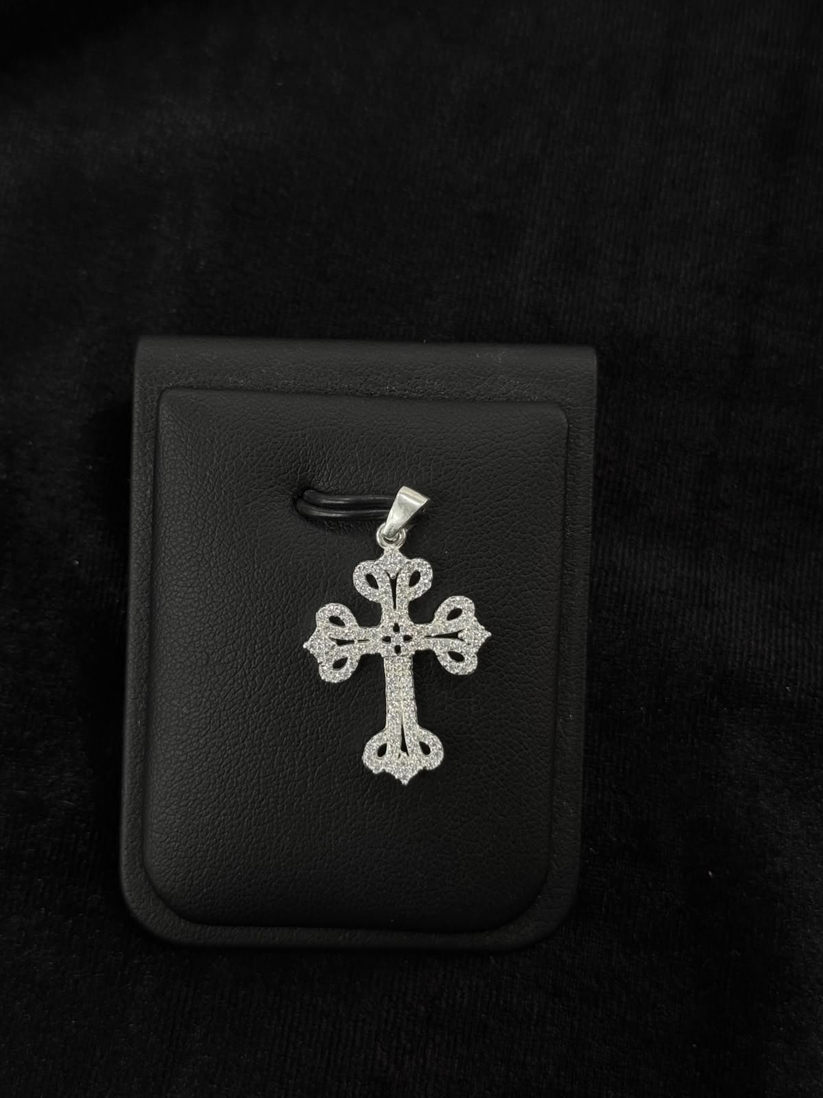 Dije de cruz gótica con zirconia de plata .925