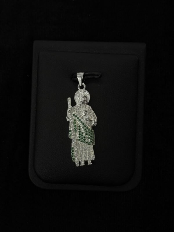 Dije de San Judas Tadeo con zirconia blanca y verde