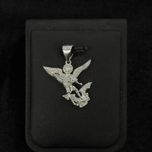 Dije de San Miguel Arcángel con zirconia de plata .925