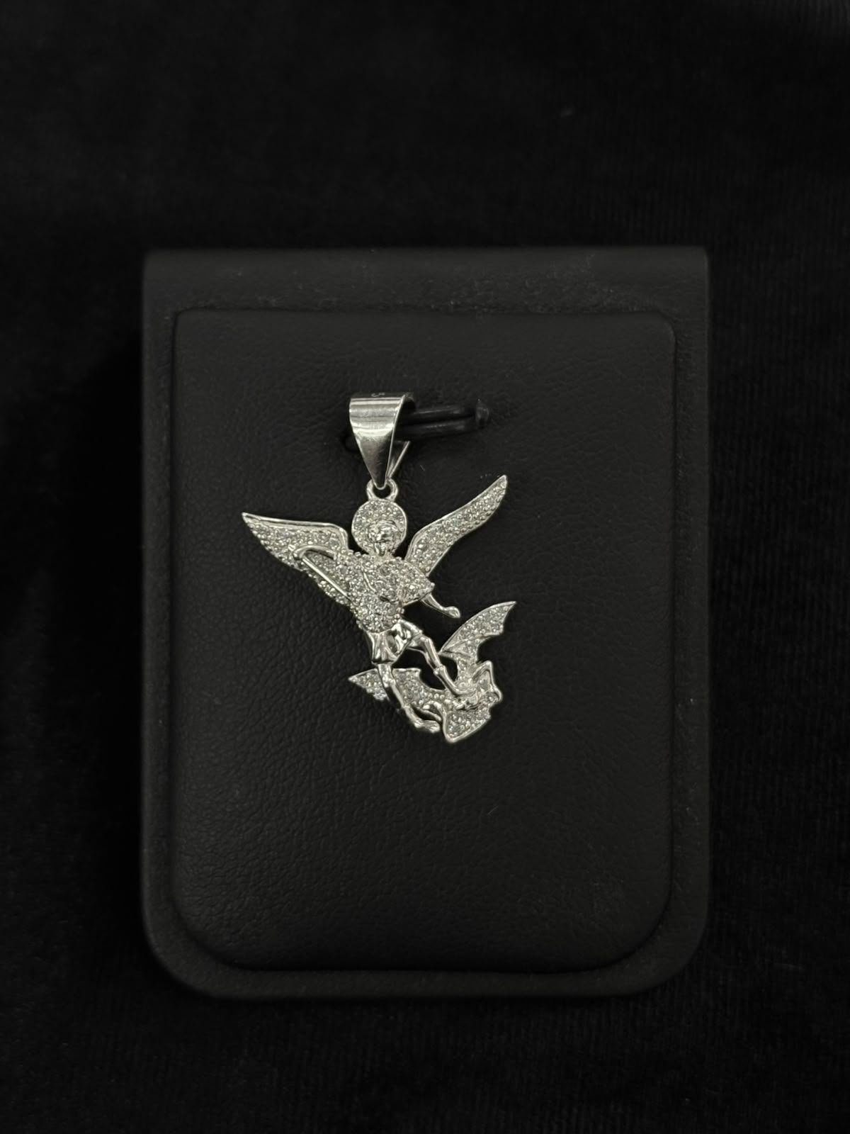 Dije de San Miguel Arcángel con zirconia de plata .925