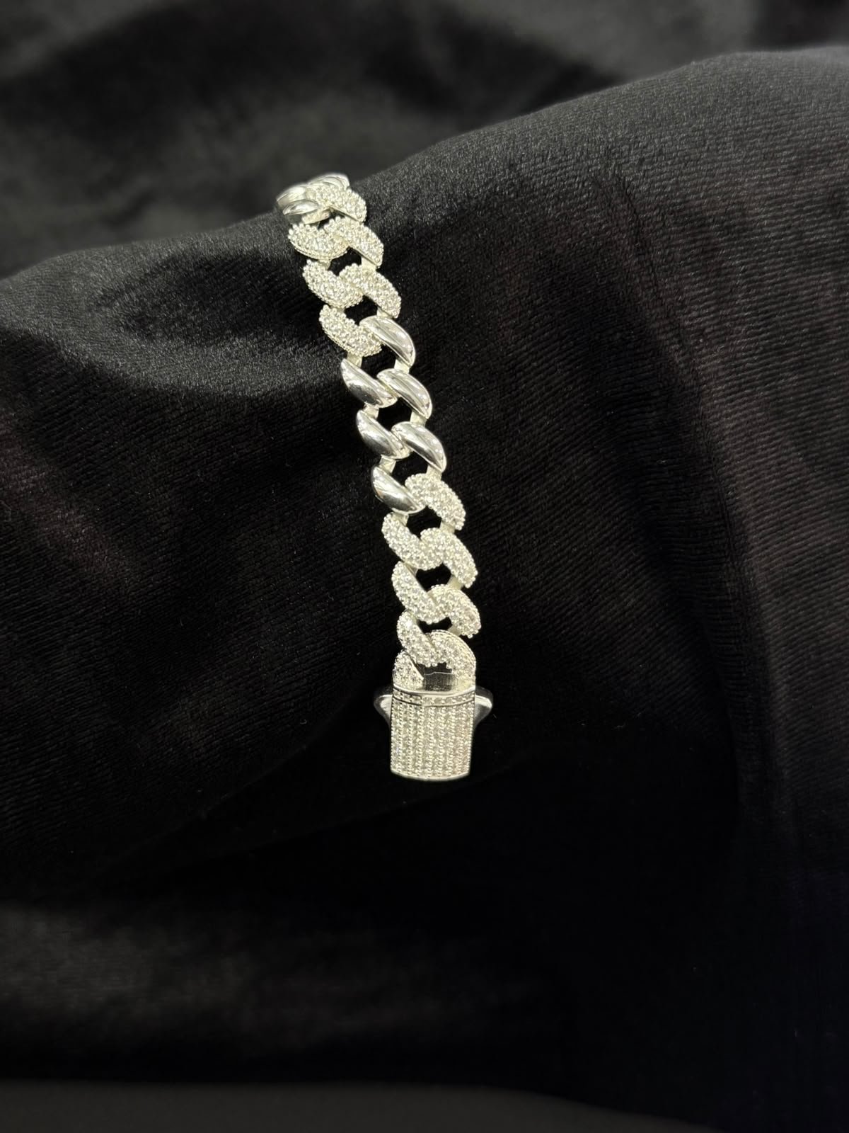 Pulsera cubana de eslabones lisos y con zirconia de plata .925